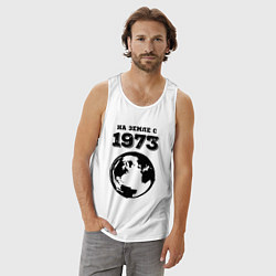 Майка мужская хлопок На Земле с 1973 с краской на светлом, цвет: белый — фото 2