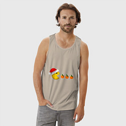 Майка мужская хлопок Новогодний пэкмэн с мандаринами, цвет: миндальный — фото 2