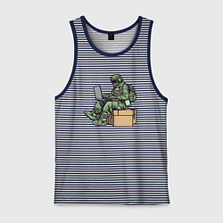 Мужская майка Российский солдат за ноутбуком