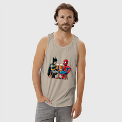 Майка мужская хлопок Бэтмен и человек Паук пьют пиво, цвет: миндальный — фото 2