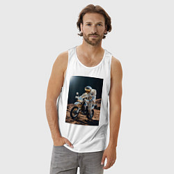 Майка мужская хлопок Космонавт ездит на мотоцикле по Луне, цвет: белый — фото 2