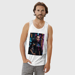 Майка мужская хлопок Девушка с кошачьими ушами стоит на фоне небоскребо, цвет: белый — фото 2