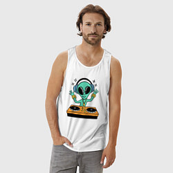 Майка мужская хлопок Диджей инопланетянин, цвет: белый — фото 2