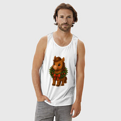 Майка мужская хлопок Маленькая милая лошадка в городе, цвет: белый — фото 2