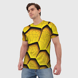 Футболка мужская Желтые шестиугольники с трещинами - объемная текст, цвет: 3D-принт — фото 2