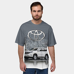Футболка оверсайз мужская Toyota Land Cruiser на фоне скалы, цвет: 3D-принт — фото 2