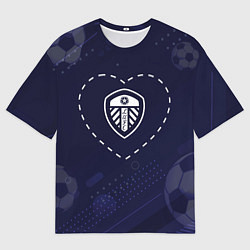 Футболка оверсайз мужская Лого Leeds United в сердечке на фоне мячей, цвет: 3D-принт