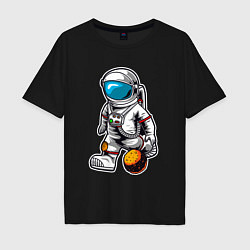 Футболка оверсайз мужская Космонавт играет планетой, цвет: черный