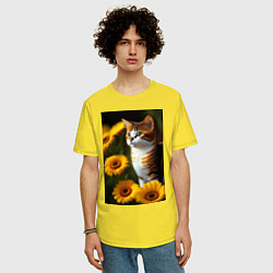 Футболка оверсайз мужская Red cat in flowers, цвет: желтый — фото 2