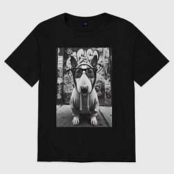 Мужская футболка оверсайз Булли у стены с граффити