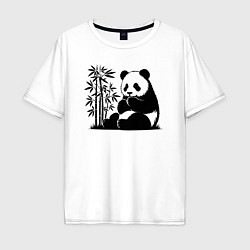 Мужская футболка оверсайз Сидящая чёрная панда рядом с бамбуком