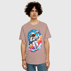 Футболка оверсайз мужская Космонавт в небе, цвет: пыльно-розовый — фото 2