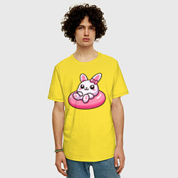 Футболка оверсайз мужская Смешной розовый кролик в надувном круге, цвет: желтый — фото 2