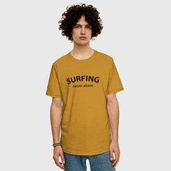 Футболка оверсайз мужская Surfing never alone, цвет: горчичный — фото 2
