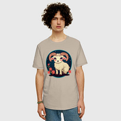 Футболка оверсайз мужская Барашек знак зодиака Овен на фоне цветов, цвет: миндальный — фото 2