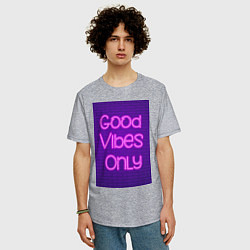 Футболка оверсайз мужская Неоновая надпись good vibes only и кирпичная стена, цвет: меланж — фото 2