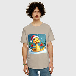 Футболка оверсайз мужская Символ 2025 нового года змея в шаке Санты, цвет: миндальный — фото 2