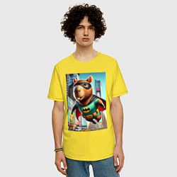 Футболка оверсайз мужская Бэткапи летит над улицей Нью-Йорка, цвет: желтый — фото 2