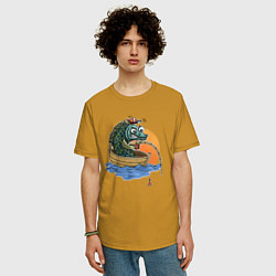 Футболка оверсайз мужская Увлеченная рыба-рыбак ловит рыбу удочкой, цвет: горчичный — фото 2