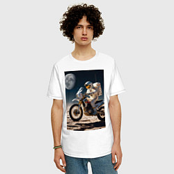Футболка оверсайз мужская Космонавт ездит на мотоцикле по Луне, цвет: белый — фото 2