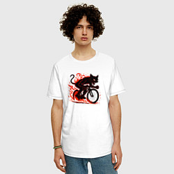 Футболка оверсайз мужская Чёрный демонический кот на велосипеде, цвет: белый — фото 2