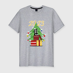 Мужская slim-футболка Новогодний заяц выглядывает из подарка