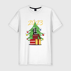 Мужская slim-футболка Новогодний заяц выглядывает из подарка