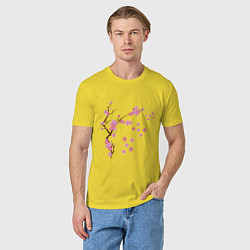 Футболка хлопковая мужская Розовая сакура, цвет: желтый — фото 2