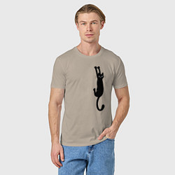 Футболка хлопковая мужская Черная кошка висит, цвет: миндальный — фото 2