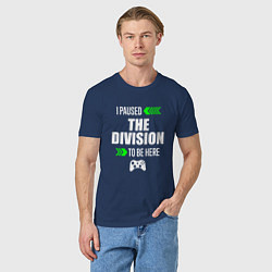 Футболка хлопковая мужская I paused The Division to be here с зелеными стрелк, цвет: тёмно-синий — фото 2