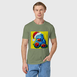 Футболка хлопковая мужская Плюшевый синий Санта мишка, цвет: авокадо — фото 2