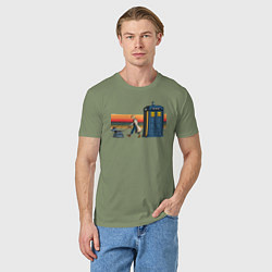 Футболка хлопковая мужская Телефонная будка Доктор Кто, цвет: авокадо — фото 2