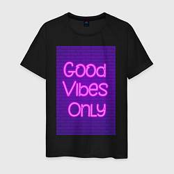 Футболка хлопковая мужская Неоновая надпись good vibes only и кирпичная стена, цвет: черный