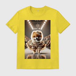 Футболка хлопковая мужская Милый Шпиц в шикарном платье на подиуме - показ мо, цвет: желтый