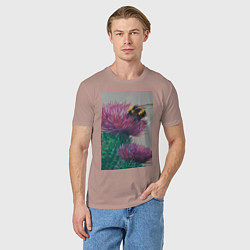 Футболка хлопковая мужская Мохнатый шмель на кактусе - живопись, цвет: пыльно-розовый — фото 2