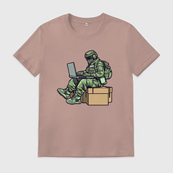 Футболка хлопковая мужская Российский солдат за ноутбуком, цвет: пыльно-розовый