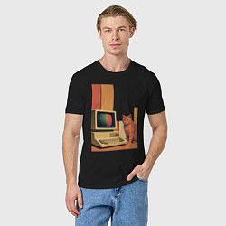 Футболка хлопковая мужская Рыжий кот сидит у старого компьютера ретро поп-арт, цвет: черный — фото 2