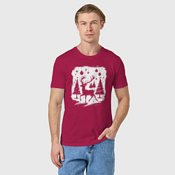 Футболка хлопковая мужская Олень в новогоднем лесу, цвет: маджента — фото 2