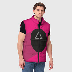 Мужской жилет ИГРА В КАЛЬМАРА МАСКА ТРЕУГОЛЬНИК С ТЕНЬЮ, цвет: 3D-черный — фото 2