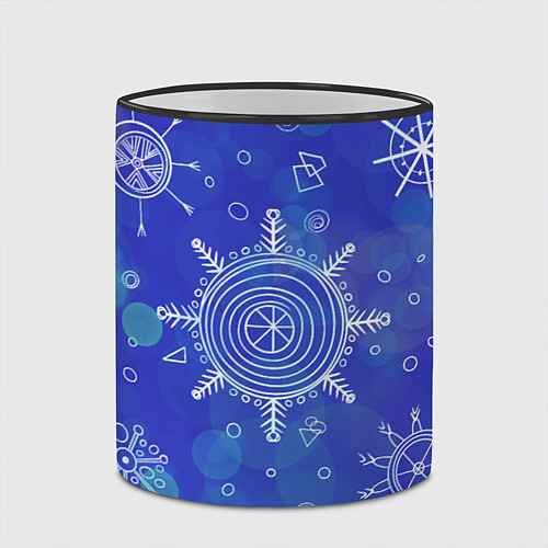 Кружка цветная Белые простые снежинки на синем фоне / 3D-Черный кант – фото 2