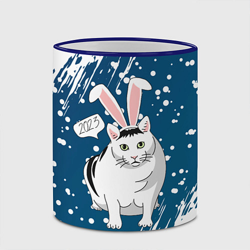 Кружка цветная Новогодний кот Бендер - 2023 / 3D-Синий кант – фото 2