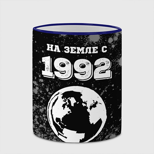 Кружка цветная На Земле с 1992: краска на темном / 3D-Синий кант – фото 2