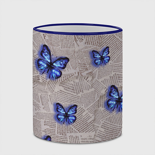 Кружка цветная Газетные обрывки и синие бабочки / 3D-Синий кант – фото 2