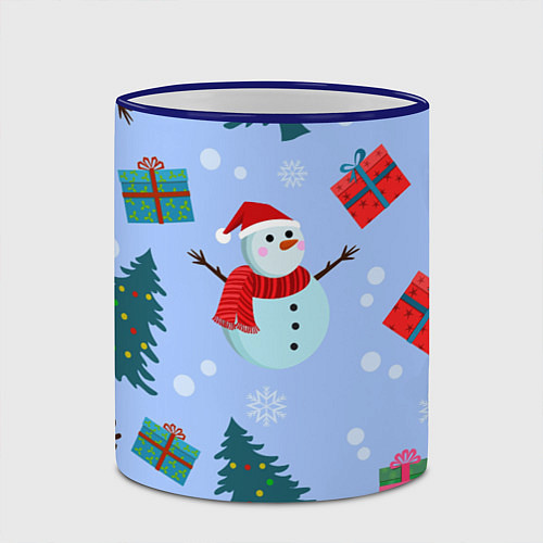 Кружка цветная Снеговики с новогодними подарками паттерн / 3D-Синий кант – фото 2
