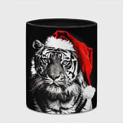 Кружка 3D Тигр в красном колпаке Деда Мороза, цвет: 3D-белый + черный — фото 2