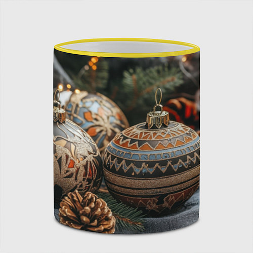 Кружка цветная Новогодние шары и шишки / 3D-Желтый кант – фото 2