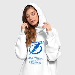 Женское худи-платье Tampa Bay Lightning is coming, Тампа Бэй Лайтнинг, цвет: белый — фото 2