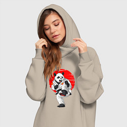 Женское худи-платье Панда каратист в кимоно на красном фоне, цвет: миндальный — фото 2