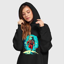 Женское худи-платье Космонавт на фоне луны, цвет: черный — фото 2
