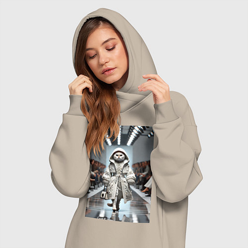 Женская толстовка-платье Кошка модель на подиуме в белом плаще дефиле живот / Миндальный – фото 3